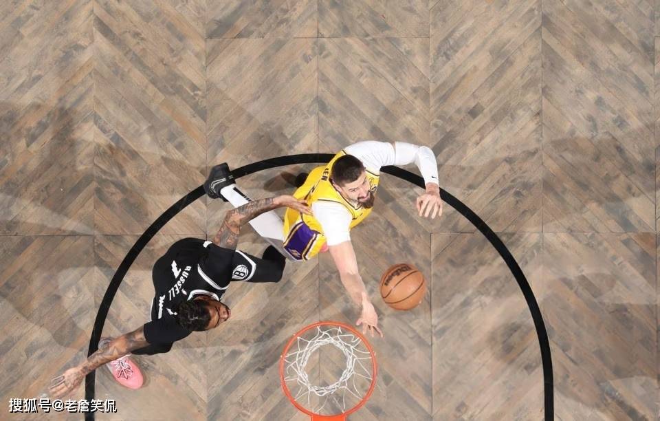 雄鹿惨败湖人,米德尔顿砍下30分 雄鹿惨败湖人,米德尔顿砍下30分