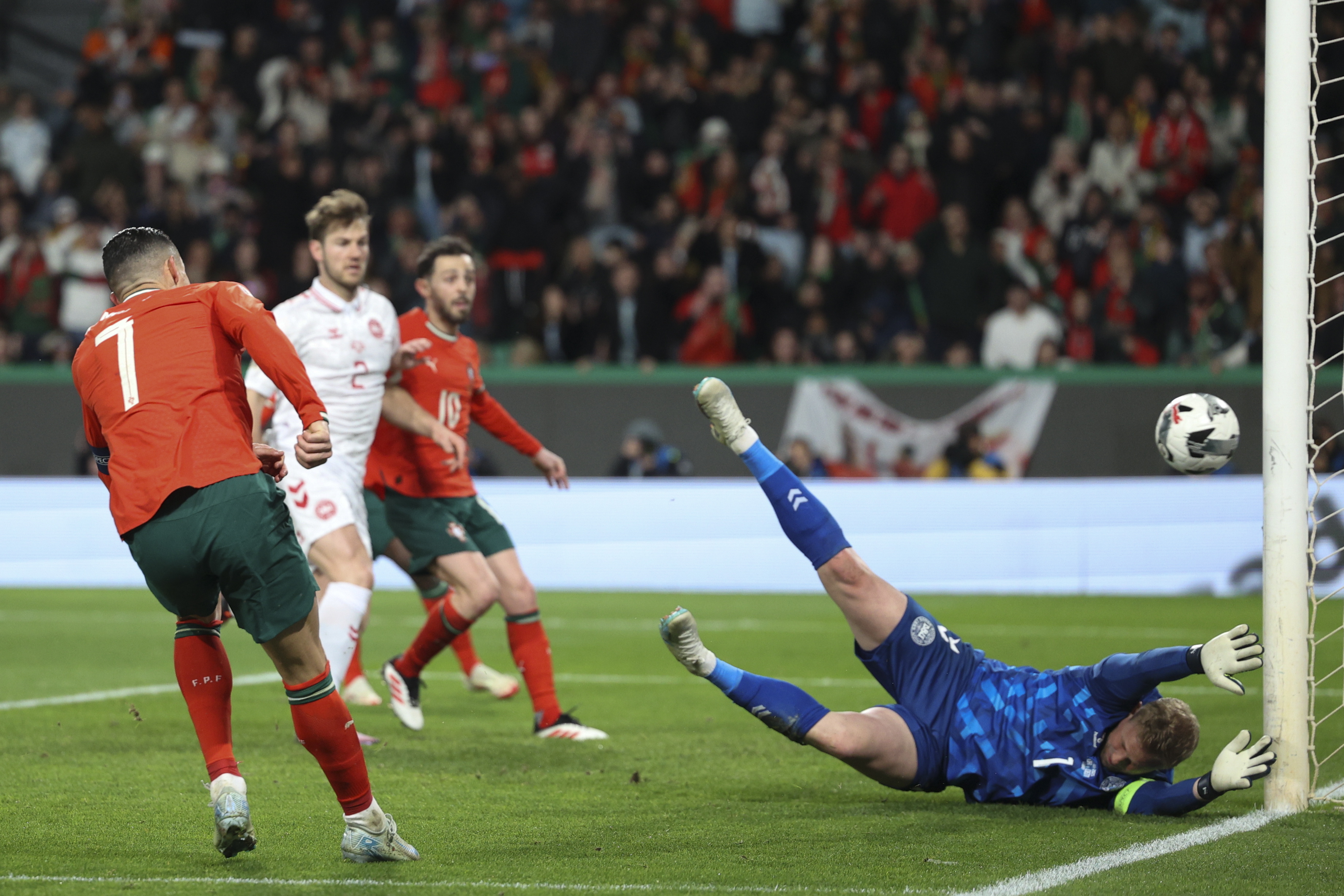 欧国联决赛揭幕，荷兰队奋力冲刺