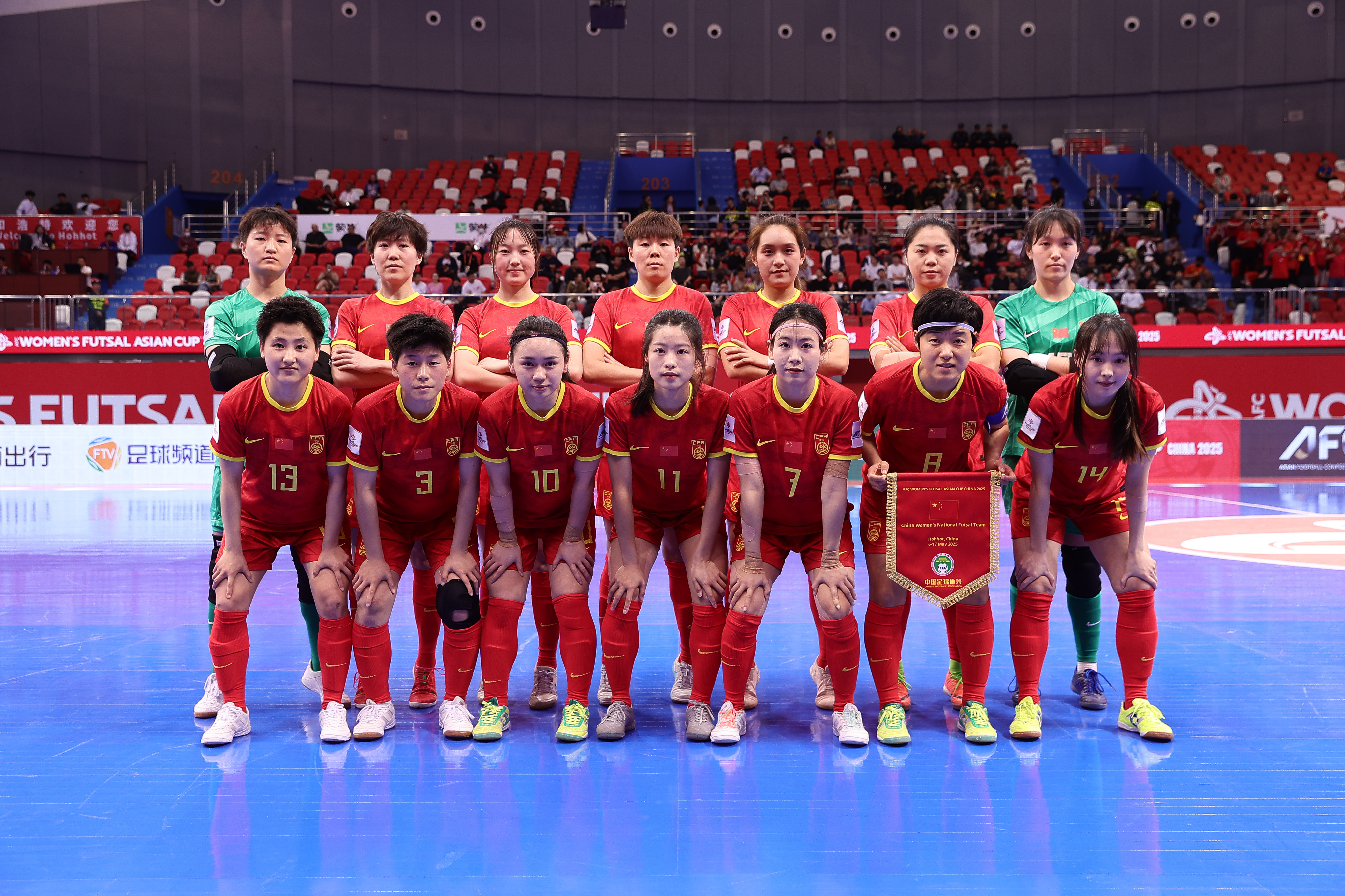 中国女足队员积极备战，取得胜利