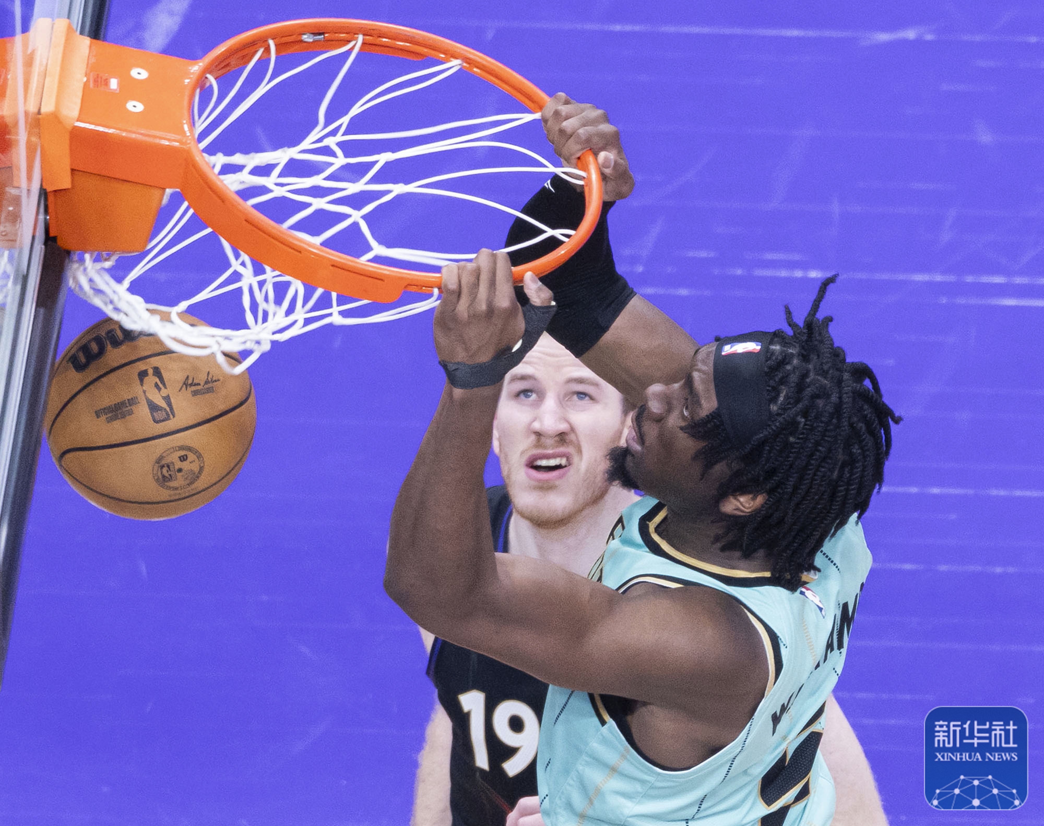 猛龙主场击败小牛，继续领跑东部