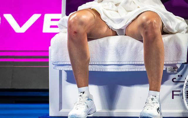 顽强的球员们在比赛中克服困难奋力拼搏