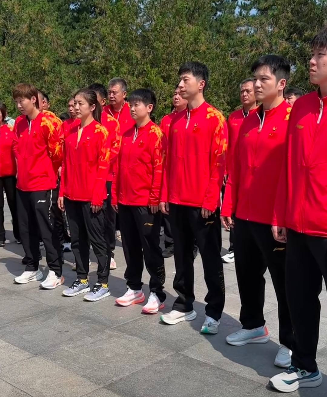 顽强的球员们在比赛中克服困难奋力拼搏